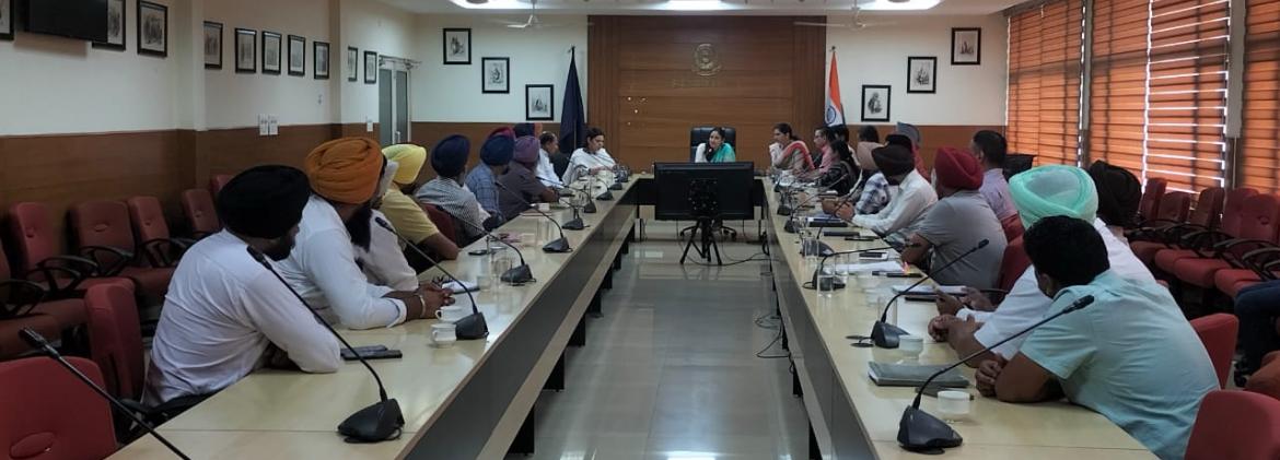 उपायुक्त ने वर्ष 2025-26 के दौरान धान की पराली के उचित प्रबंधन के लिए अधिकारियों के साथ बैठक की